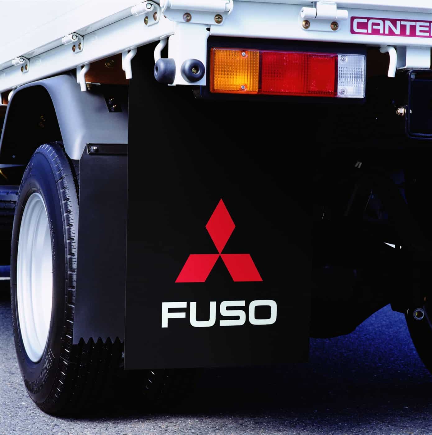 FUSO stänkskydd skyddar fordonet, passagerarna, andra fordon och fotgängare mot lera och smuts som virvlas upp av däcken.