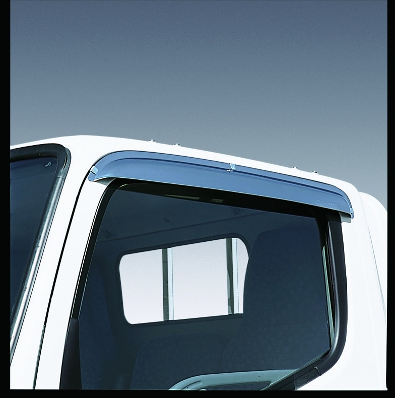 FUSO vindavvisare möjliggör körning fri från drag även med öppnat fönster.
