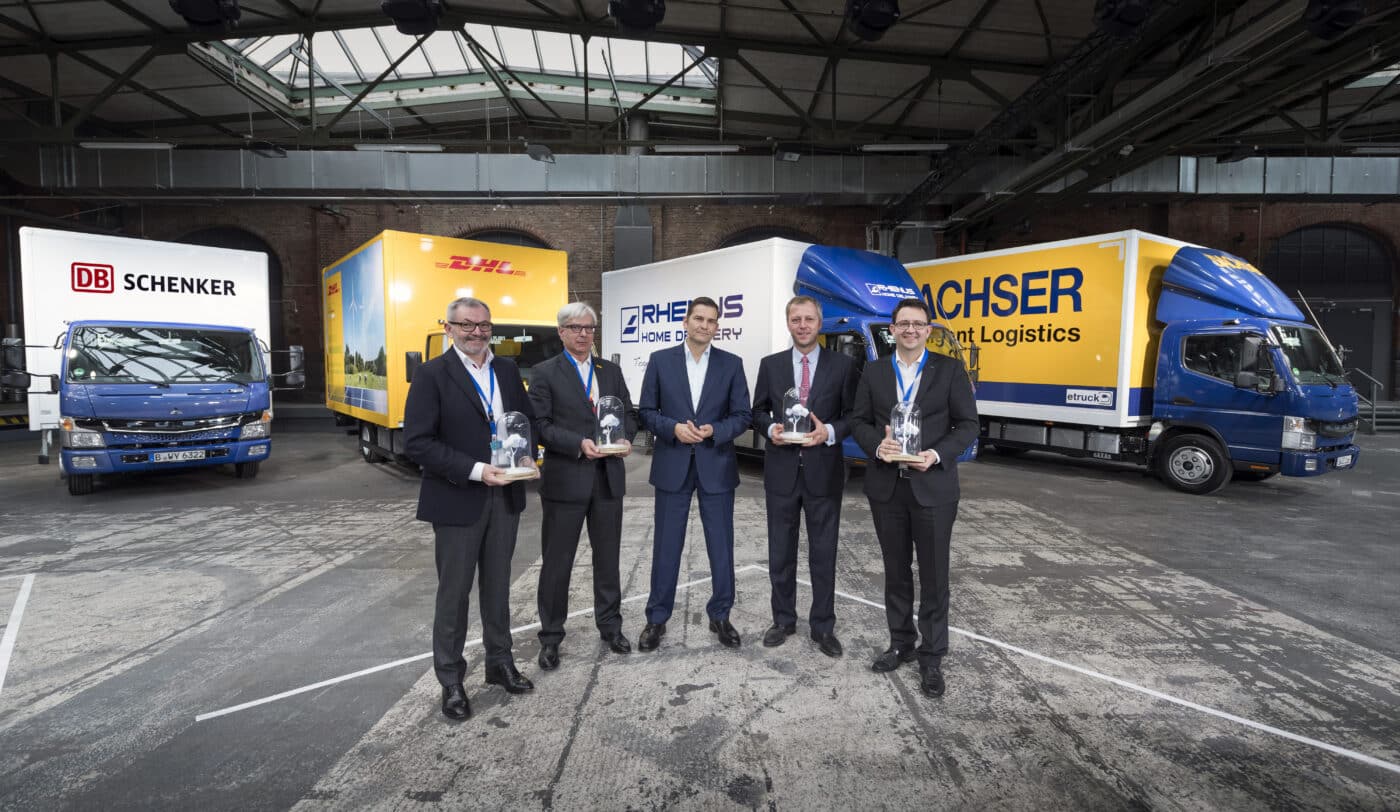 De första rent eldrivna  FUSO eCanter från serieproduktionen som körs på Europas vägar är nu i drift hos logistikjättarna DHL, DB Schenker, Rhenus och Dachser.