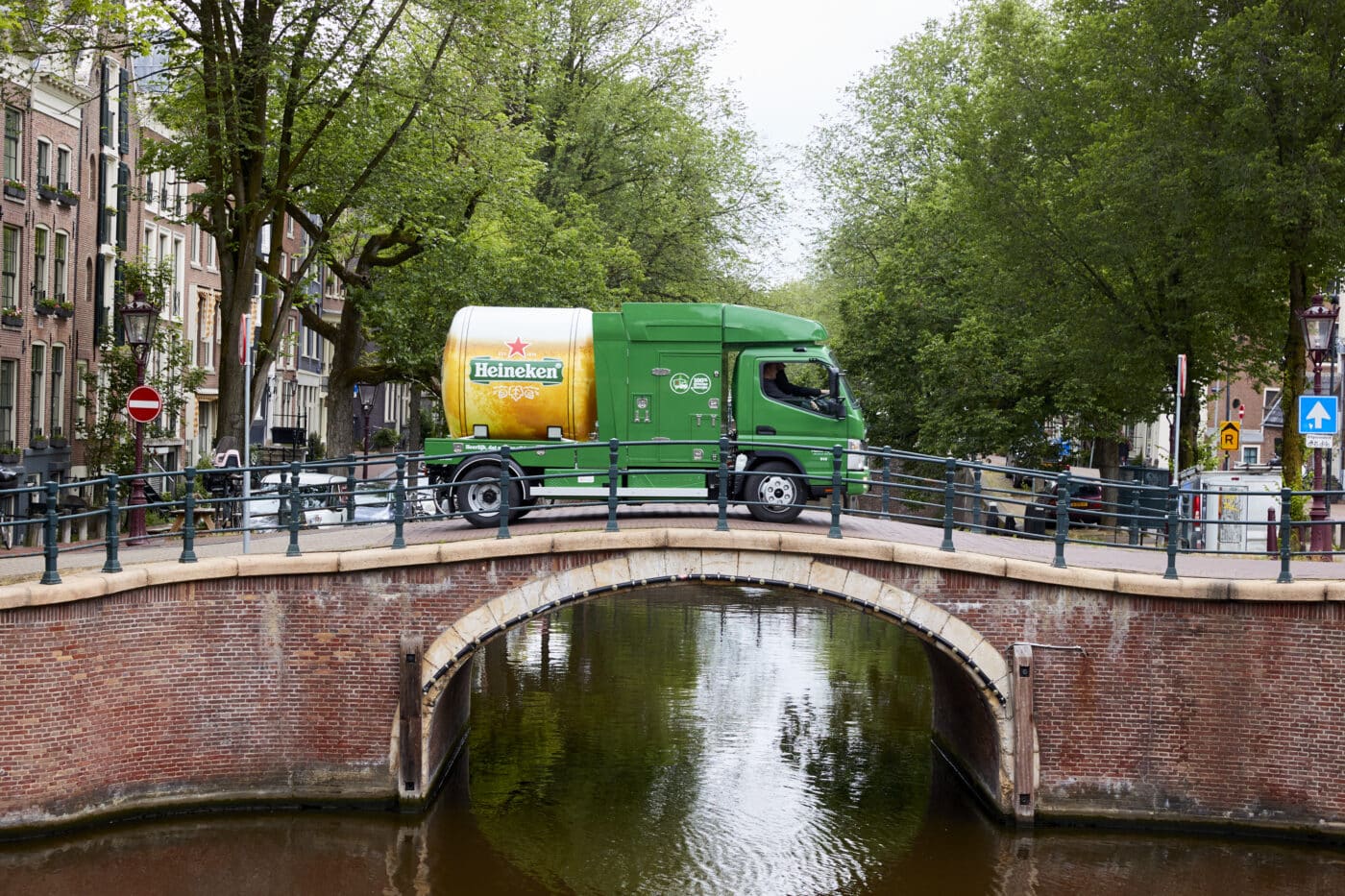 En helt eldriven FUSO eCanter med särskild tankbilspåbyggnad levererar Heineken-öl i Amsterdam, utsläppsfritt och tyst.