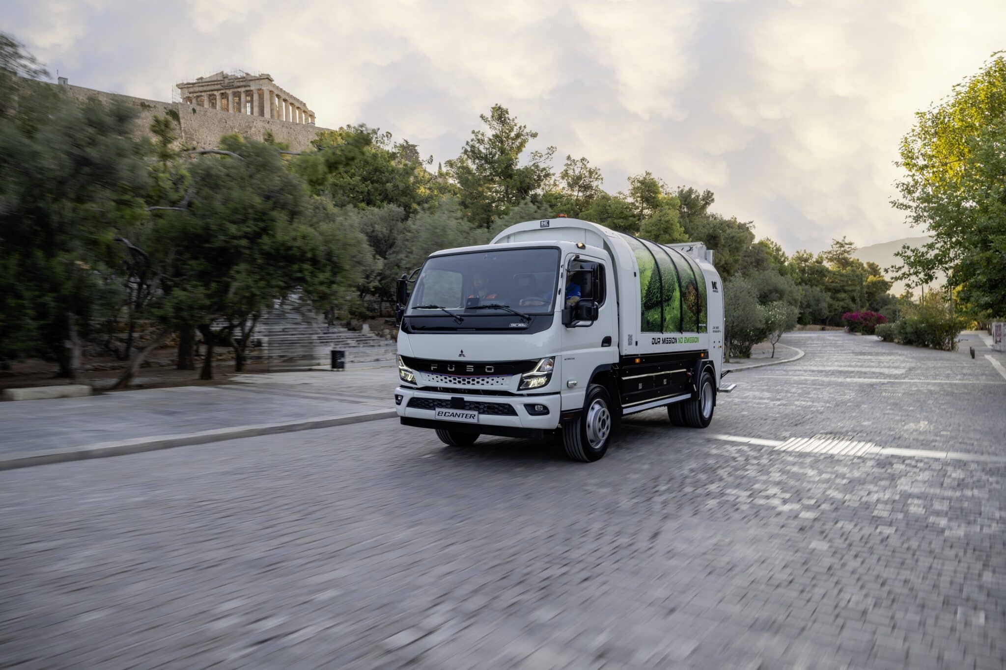 FUSO eCanter räumt auf: 89 batterieelektrische Lkw sammeln Abfall in Athen und Thessaloniki
FUSO eCanter cleans up: 89 battery-electric trucks collect waste in Athens and Thessaloniki