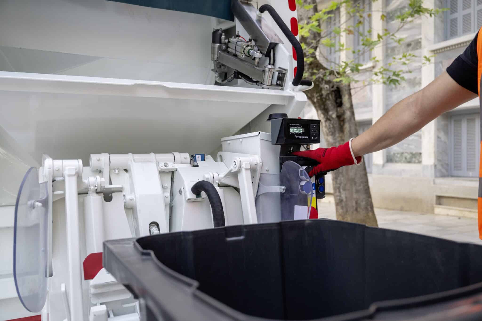 FUSO eCanter räumt auf: 89 batterieelektrische Lkw sammeln Abfall in Athen und Thessaloniki
FUSO eCanter cleans up: 89 battery-electric trucks collect waste in Athens and Thessaloniki