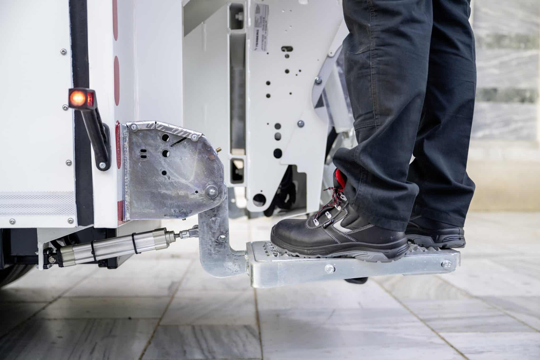 FUSO eCanter räumt auf: 89 batterieelektrische Lkw sammeln Abfall in Athen und Thessaloniki
FUSO eCanter cleans up: 89 battery-electric trucks collect waste in Athens and Thessaloniki