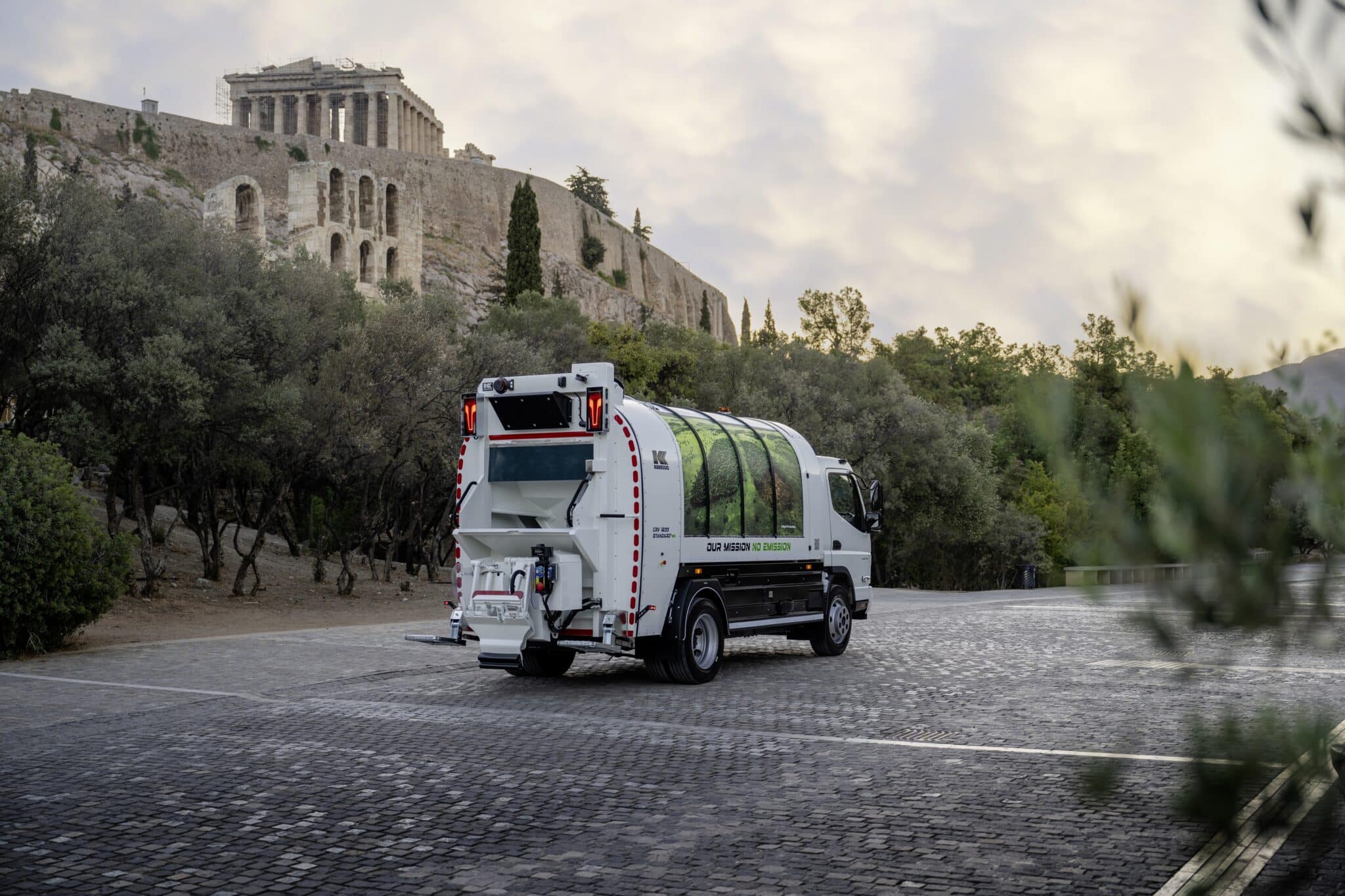 FUSO eCanter räumt auf: 89 batterieelektrische Lkw sammeln Abfall in Athen und Thessaloniki
FUSO eCanter cleans up: 89 battery-electric trucks collect waste in Athens and Thessaloniki